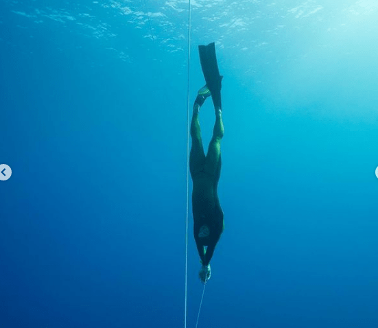 En la imagen el ruso hijo de Natalia Molchanova desciende con bialeta rumbo a los 113 metros de profundidad.