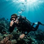 Lo que le ocurre a tus oídos, nariz y garganta al bucear: lo que dice la ciencia 2 ¿Te duelen los oídos al bucear? Conoce los riesgos del barotrauma y otras lesiones según la ciencia. Aprende a proteger tu audición bajo el agua.
